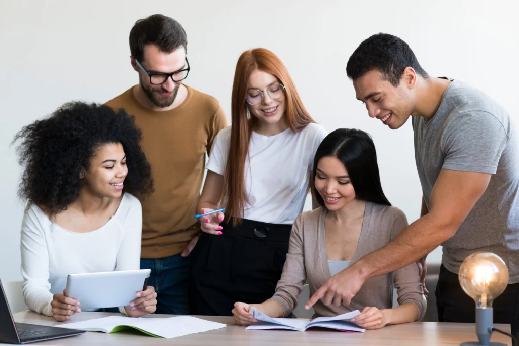 Equipo reunido alrededor de una mesa durante una sesión de trabajo.